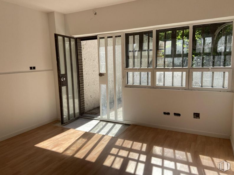 Oficina en alquiler en Avenida Cardenal Herrera Oria, Fuencarral - El Pardo, Madrid, 28034 con ventana, propiedad, edificio, accesorio, madera, sombra, diseño de interiores, pasillo, piso y pavimento alrededor