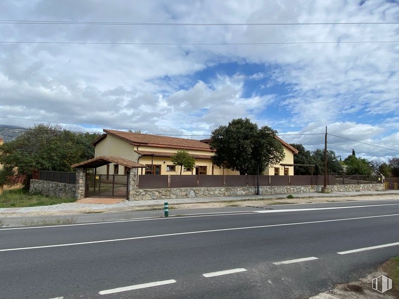 Retail for sale at Carretera Navacerrada, El Boalo, Madrid, 28413 with house, cloud, sky, building, plant, road surface, tree, asphalt, land lot and thoroughfare around