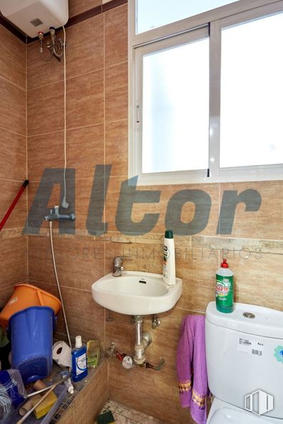 Local en venta en Calle Alberto Palacios, Villaverde, Madrid, 28021 con fregadero, inodoro, productos envasados, grifo, propiedad, accesorio de fontanería, espejo, edificio, baño y ventana alrededor