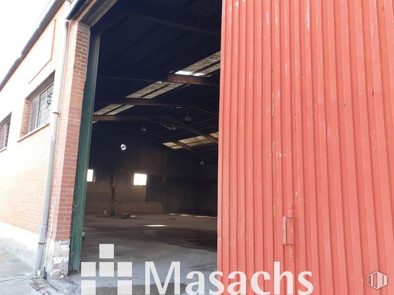 Nave en venta en Zona industrial, Móstoles, Madrid, 28938 con ventana, madera, edificio, accesorio, ladrillo, propiedad material, material compuesto, sombra, fachada y asfalto alrededor