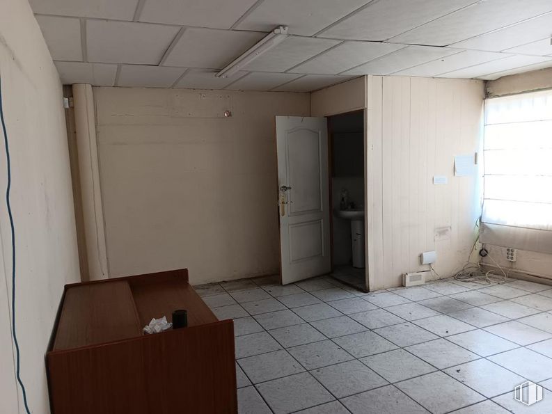 Industrial for rent at Calle Río Jarama, Toledo, 45006 with door, window, window blind, interior design, wood, floor, flooring, fixture, building and ceiling around