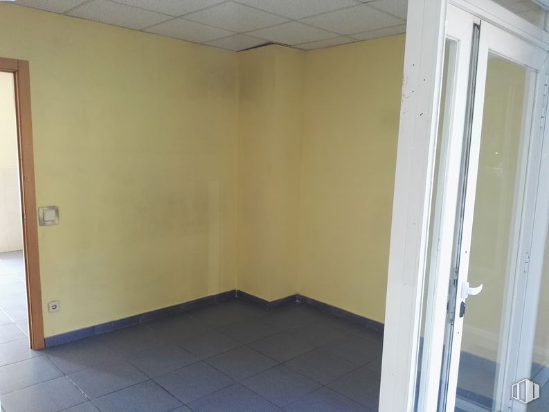 Local en venta en Calle Honduras, 4, Coslada, Madrid, 28820 con puerta, accesorio, pintura, madera, edificio, suelo, piso, tinte para madera, madera y sombra alrededor