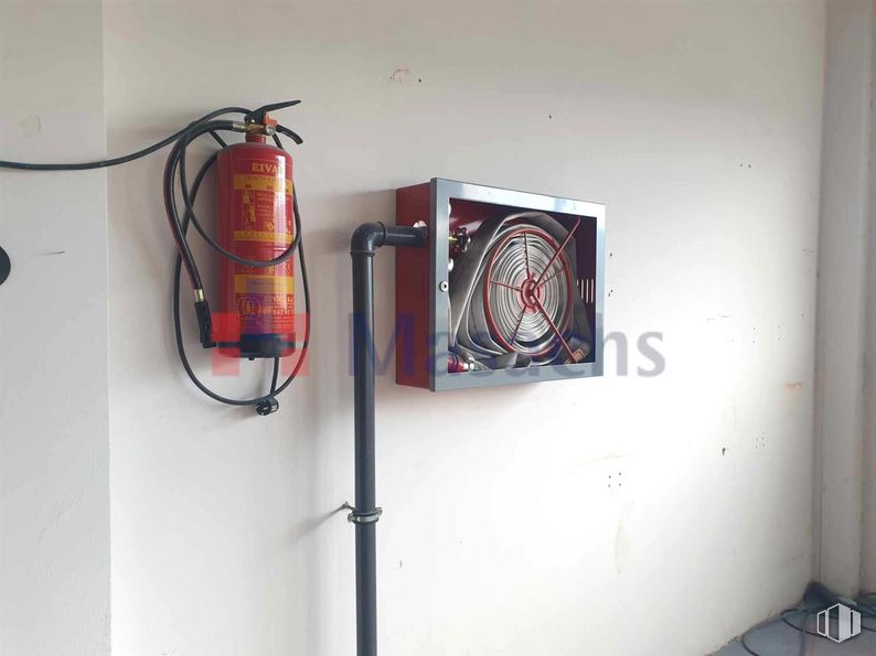 Nave en alquiler en Zona industrial, Villaverde, Madrid, 28021 con productos envasados embotellados y en frasco, cable eléctrico, extintor de incendios, máquina, tubo, manguera, cable, ventilador, suministro eléctrico y cableado eléctrico alrededor