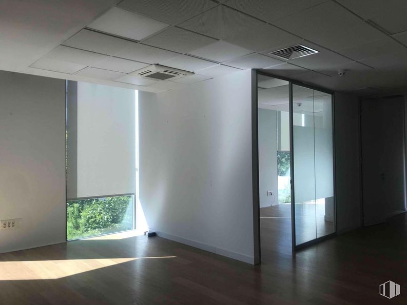 Office for rent at Zona empresarial, Alcobendas, Madrid, 28108 with light fixture, flooring, floor, interior design, architecture, furniture, ceiling, glass, chair and room around