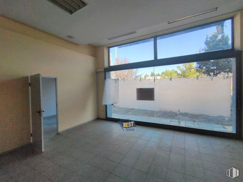 Retail for rent at Carretera San Rafael, Segovia, 40006 with window, fixture, wood, interior design, building, shade, floor, flooring, real estate and ceiling around