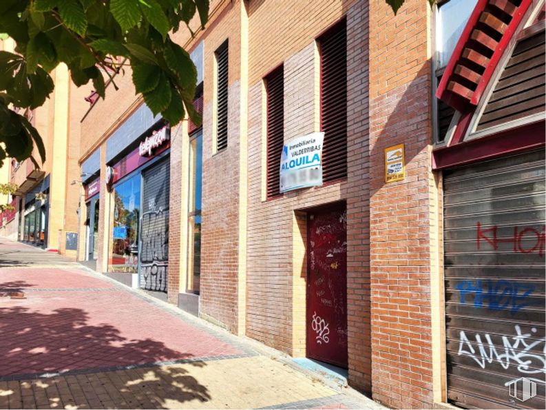 Local en alquiler en Calle San Cipriano, Vicálvaro, Madrid, 28032 con ventana, edificio, puerta, propiedad, superficie de la carretera, madera, barrio, acera, ladrillo y zona residencial alrededor