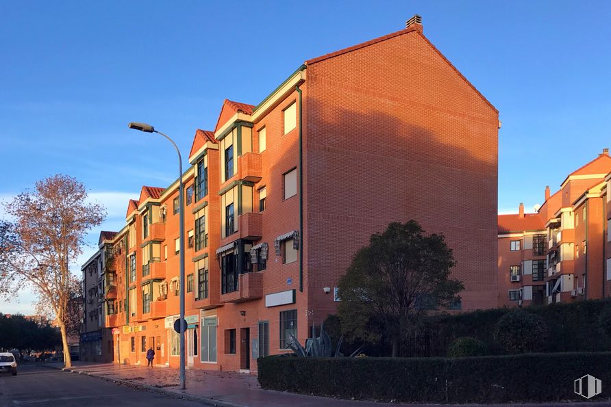 Local en venta en Calle Serracines, 4, Alcalá de Henares, Madrid, 28801 con edificio, casa, cielo, planta, luz de la calle, ventana, árbol, superficie de carretera, diseño urbano y barrio alrededor