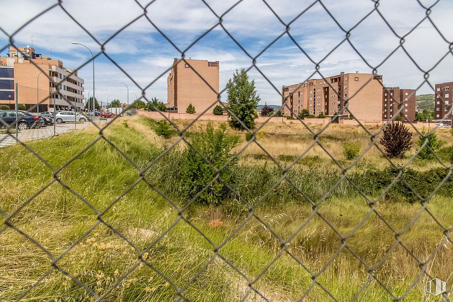 Land for sale at Calle María Luisa Menéndez Calleja, Cuenca, 16003 with building, cloud, sky, plant, ecoregion, fence, natural environment, mesh, land lot and vegetation around