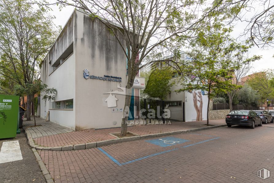 Retail for sale at Calle Valdeorilla, Daganzo de Arriba, Madrid, 28814 with car, house, building, wheel, tire, plant, tree, vehicle, road surface and sky around