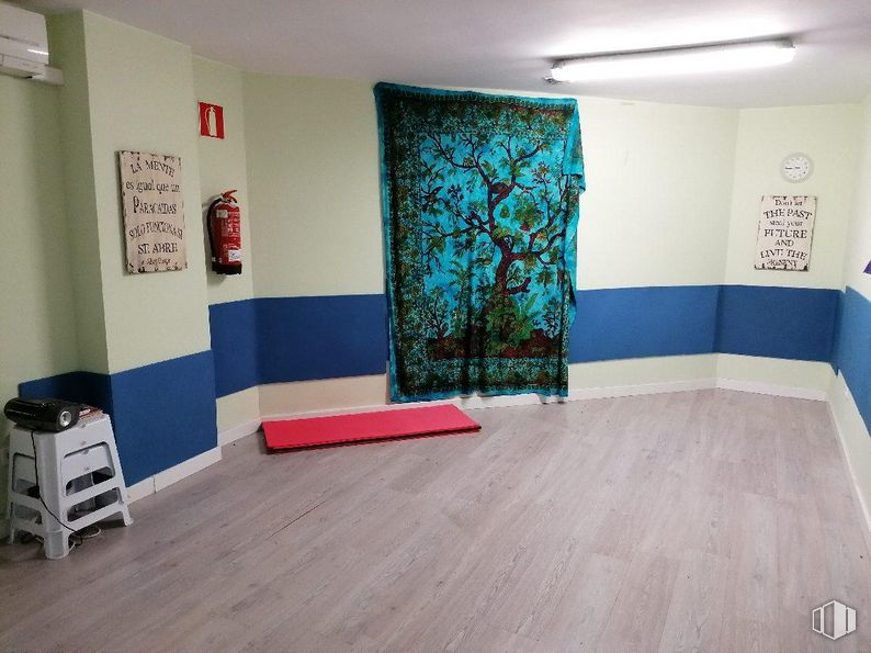 Retail for sale at Zona Estación, Las Rozas de Madrid, Madrid, 28230 with stool, building, wood, paint, interior design, flooring, floor, house, shade and wall around