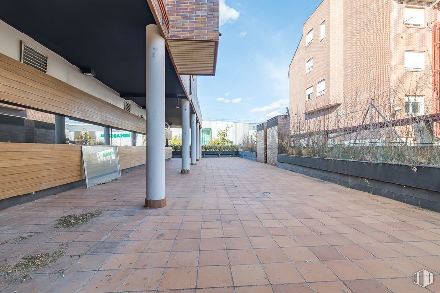 Local en alquiler en Calle Costa Verde, Collado Villalba, Madrid, 28400 con edificio, cielo, nube, superficie de la carretera, diseño urbano, madera, sombra, acera, asfalto y zona residencial alrededor