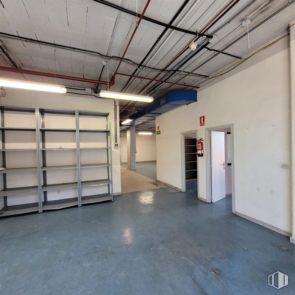 Industrial for sale at Calle María Tubau, Fuencarral - El Pardo, Madrid, 28050 with flooring, floor, ceiling, composite material, aluminium, parking, steel, fluorescent lamp, transparency and parking lot around