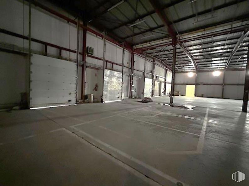 Industrial for sale & for rent at Polígono Tres Cantos, Tres Cantos, Madrid, 28760 with floor, flooring, ceiling, hall, warehouse, concrete, building material, daylighting, beam and fluorescent lamp around