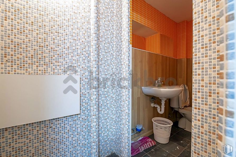 Retail for sale at Calle Gerardo de Diego, 1, Puente de Vallecas, Madrid, 28038 with sink, plumbing fixture, tap, building, purple, bathroom, bathroom sink, interior design, toilet and flooring around