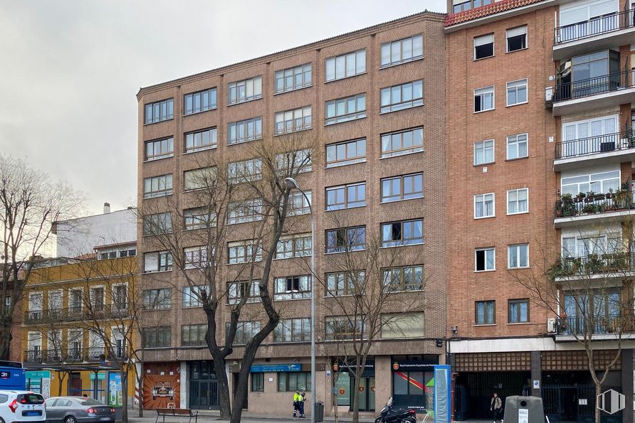 Local en venta en Calle Segovia, Arganzuela, Madrid, 28005 con edificio, rueda, cielo, ventana, día, propiedad, neumático, coche, infraestructura y bloque de torre alrededor