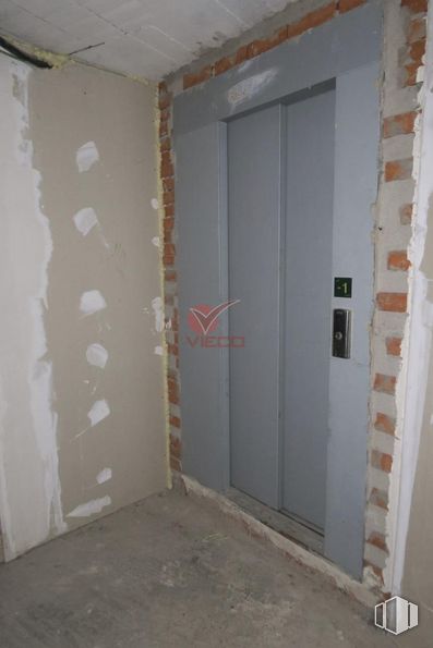 Retail for sale at Priego, Priego, Cuenca, 16800 with door, building, paint, wood, interior design, floor, fixture, flooring, shade and house around