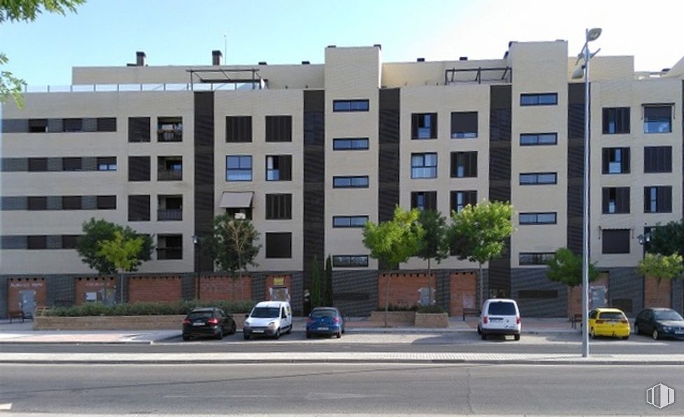 Local en venta en Calle Pedro I, Alcalá de Henares, Madrid, 28806 con edificio, cielo, coche, ventana, vehículo, planta, casa, árbol, diseño urbano y bloque torre alrededor