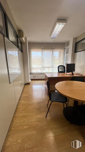 Oficina en alquiler en Zona avenida Europa, Pozuelo de Alarcón, Madrid, 28224 con silla, ventana, mesa, pantalla de ordenador, edificio, accesorio, madera, suelo, sombra y suelos alrededor