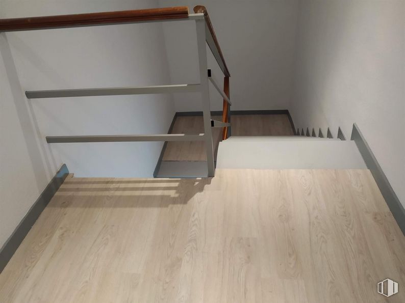 Nave en venta en Callejón Silicio, 9, Torrejón de Ardoz, Madrid, 28850 con estantería, madera, suelos, suelo, casa, tinte para madera, escaleras, madera dura, tablón y suelo laminado alrededor