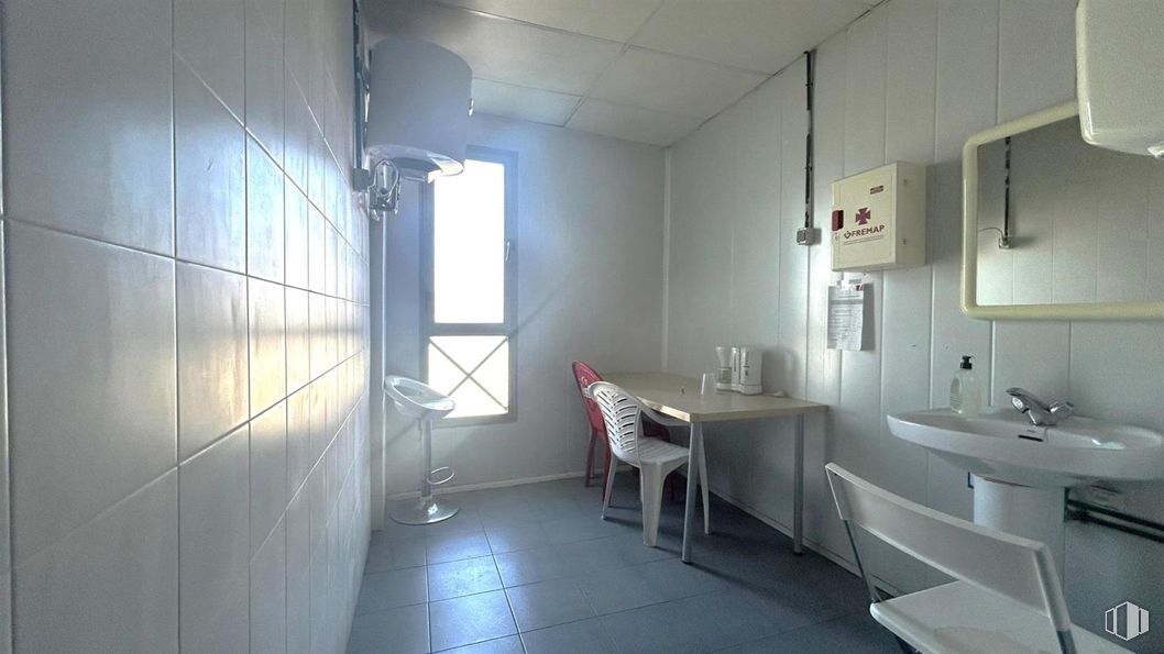 Nave en venta en P.I. Urtinsa, Alcorcón, Madrid, 28923 con silla, fregadero, lámpara, mesa, ventana, alumbrado, pared, suelos, suelo y interiorismo alrededor