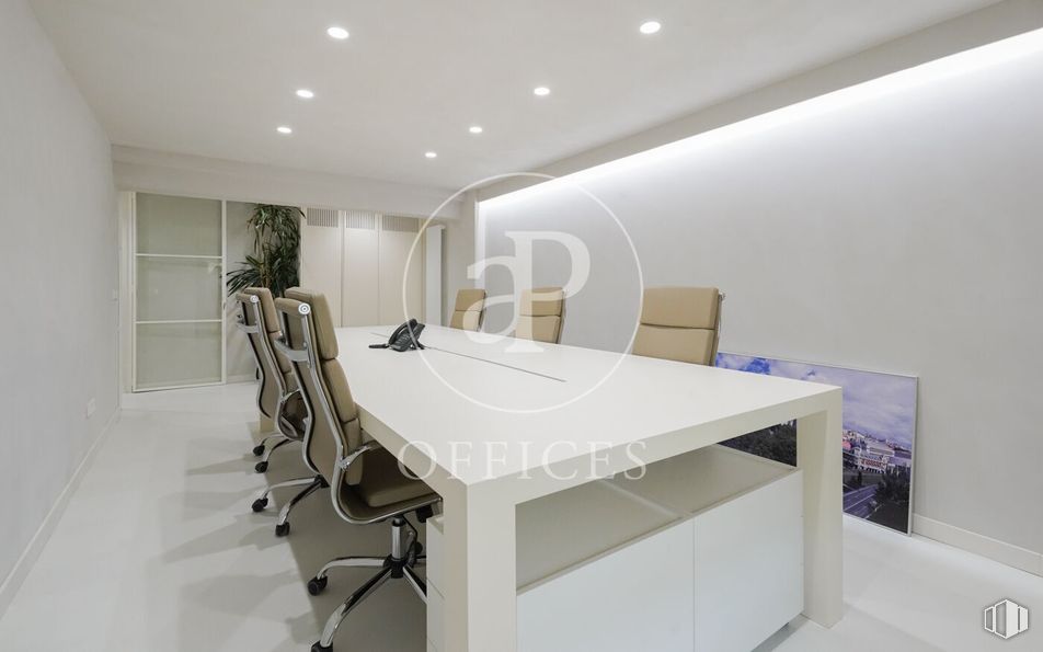 Office for sale & for rent at Calle Jorge Juan, Salamanca, Madrid, 28001 with desk, chair, furniture, interior design, flooring, ceiling, floor, table, office chair and lighting around