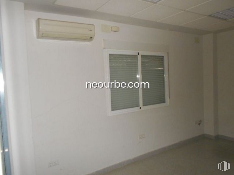 Retail for sale at Zona Centro, Santa María del Tiétar, Ávila, 05429 with window blind, fixture, wood, paint, flooring, ceiling, shade, composite material, plaster and molding around