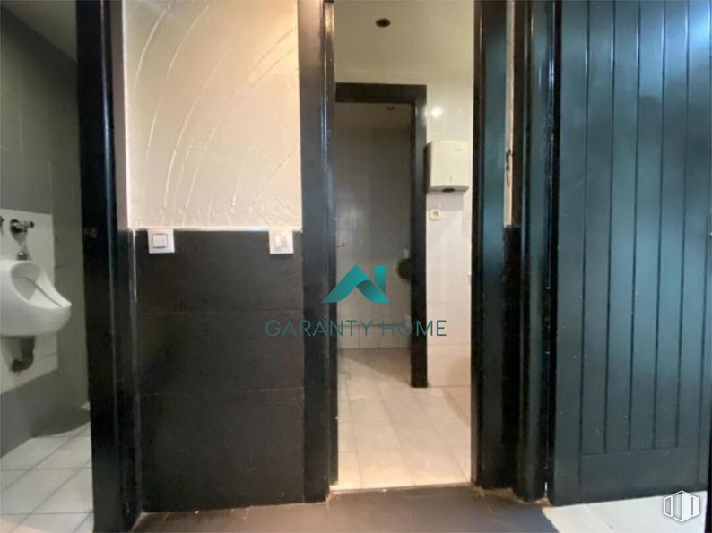 Local en alquiler en Zona Peñagrande, Fuencarral - El Pardo, Madrid, 28035 con edificio, accesorio, puerta, suelos, madera, suelo, casa, cuarto de baño, vidrio y exterior del automóvil alrededor