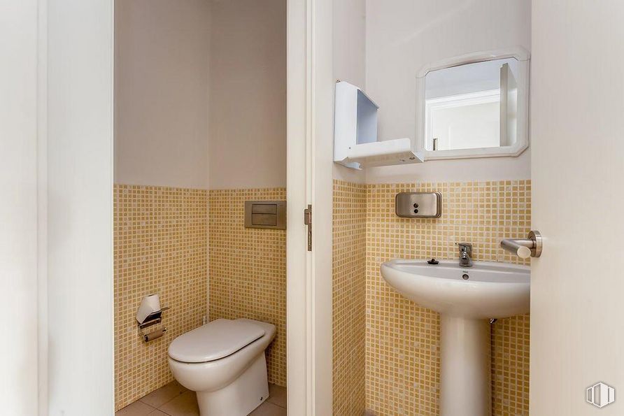 Retail for sale at Plaza Pablo Picasso, Alcobendas, Madrid, 28100 with toilet, sink, mirror, tap, plumbing fixture, property, bathroom sink, bathroom, purple and fixture around