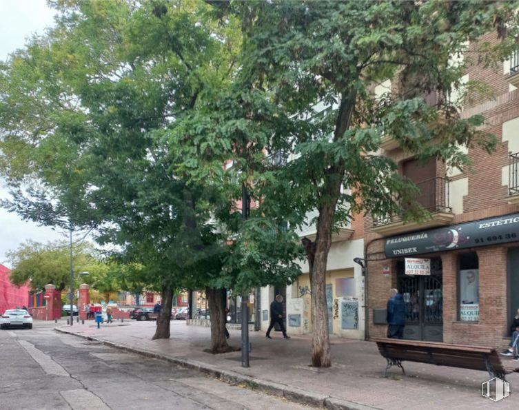 Local en venta en Calle Luna, Leganés, Madrid, 28911 con mesa de trabajo, edificio, árbol, diseño urbano, superficie de la carretera, ventana, barrio, sombra, inmobiliario y acera alrededor