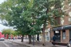 Retail for sale at Calle Luna, Leganés, Madrid, 28911 with bench, building, tree, urban design, road surface, window, neighbourhood, shade, real estate and sidewalk around