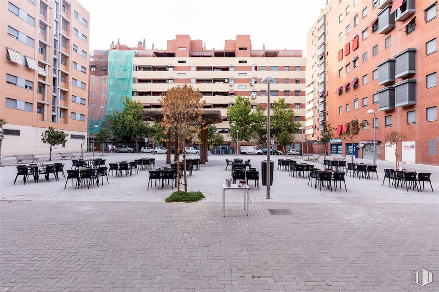 Local en venta en Calle Gainza, Usera, Madrid, 28041 con edificio, ventana, diseño urbano, árbol, superficie de la carretera, condominio, espacio público, bloque de pisos, zona residencial y ciudad alrededor