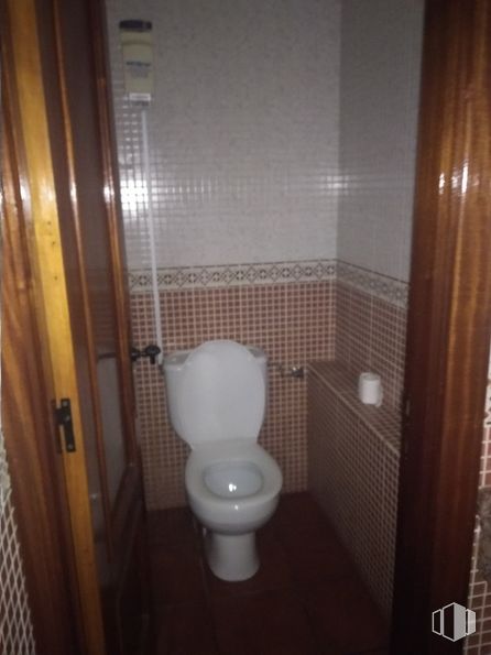 Local en alquiler en Calle Madroños, 6, Collado Villalba, Madrid, 28400 con inodoro, propiedad, asiento de inodoro, baño, accesorio de fontanería, accesorio, madera, piso, pared y suelo alrededor