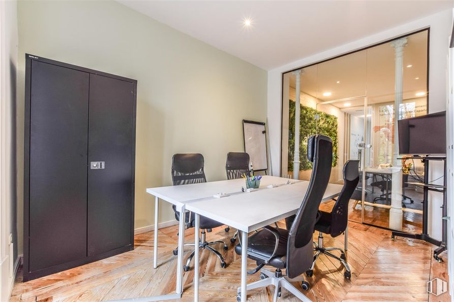 Office for rent at Calle Alfonso XII, 8, Retiro, Madrid, 28014 with chair, table, door, television, furniture, interior design, flooring, wall, floor and wood around