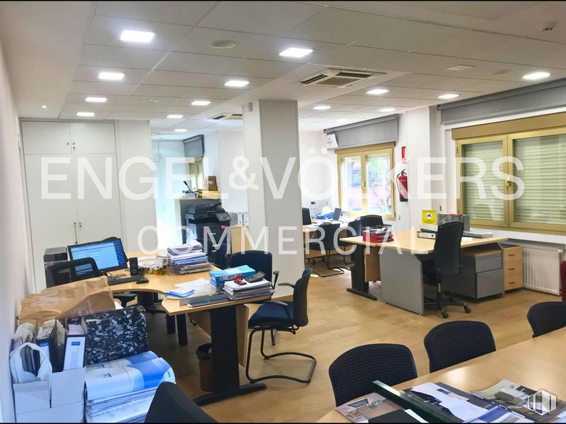 Local en venta en Calle Sangenjo, 16, Fuencarral - El Pardo, Madrid, 28034 con silla, pantalla de ordenador, escritorio, mesa, lámpara, mesa, mueble, edificio, silla de oficina y escritorio del ordenador alrededor