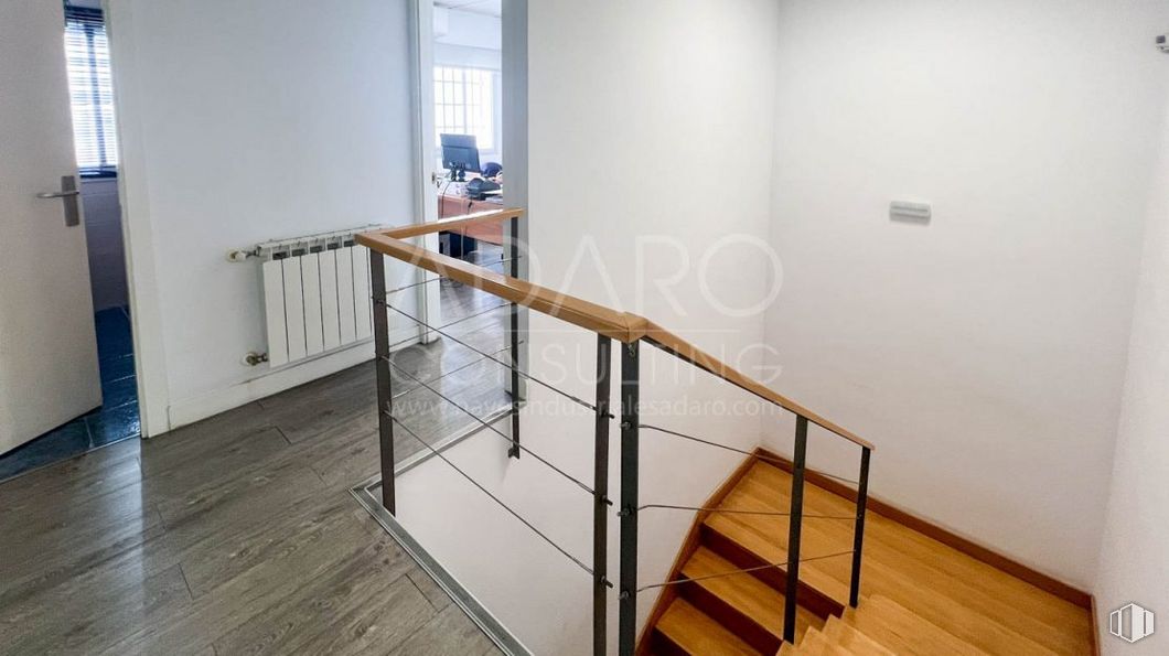 Nave en venta en Polígono Industrial Los Vallejos, Torres de la Alameda, Madrid, 28813 con ventana, accesorio, madera, interiorismo, suelos, suelo, material de construcción, tinte para madera, escaleras y madera dura alrededor