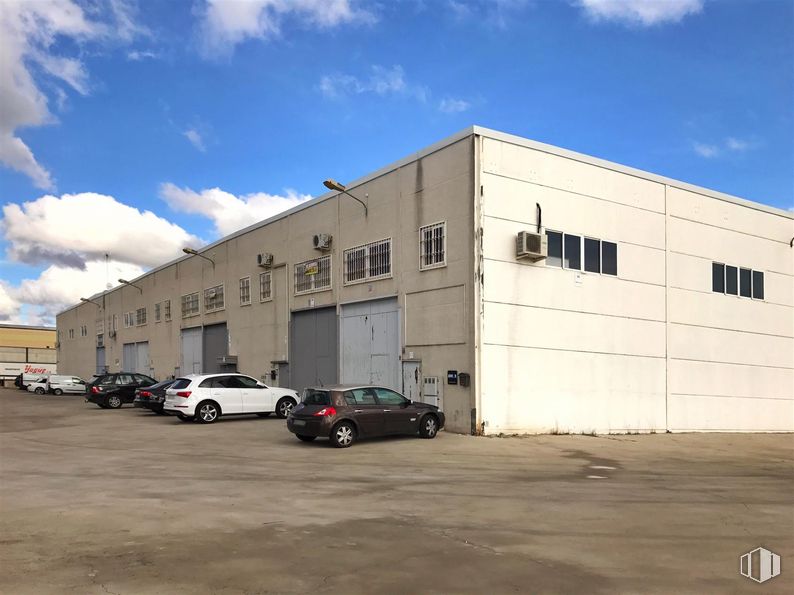 Industrial for sale at Calle Isaac Peral, Valdemoro, Madrid, 28341 with car, automotive parking light, cloud, land vehicle, sky, tire, wheel, vehicle, building and automotive tire around