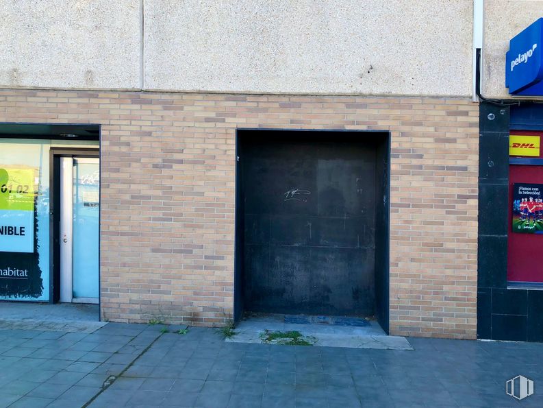 Retail for sale at Calle Cincel, 6, Rivas-Vaciamadrid, Madrid, 28529 with door, road surface, building, wall, asphalt, brick, brickwork, gas, tints and shades and font around