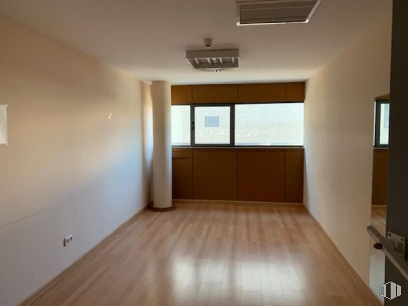 Oficina en venta en Plaza Once Colmenas, 1, Tres Cantos, Madrid, 28760 con ebanistería, alumbrado, propiedad, accesorio, edificio, madera, pasillo, ventana, diseño de interiores y sombra alrededor