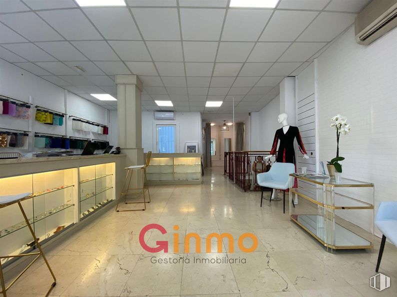 Retail for sale at Calle Diego de León, Salamanca, Madrid, 28006 with chair, table, cabinetry, furniture, interior design, flooring, fixture, floor, houseplant and building around