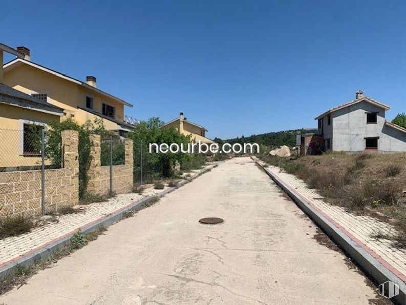 Land for sale at Casco urbano, Navalperal de Pinares, Ávila, 05240 with house, sky, plant, building, window, road surface, land lot, asphalt, tree and thoroughfare around