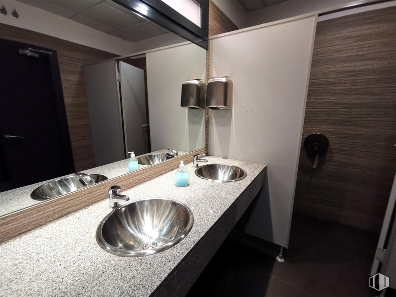 Retail for rent at Edificio 2 (24-A), Calle Casas Miravete, 22 - 24, Villa de Vallecas, Madrid, 28031 with countertop, sink, bathroom sink, plumbing fixture, tap, interior design, plumbing, bathroom, mirror and silver around