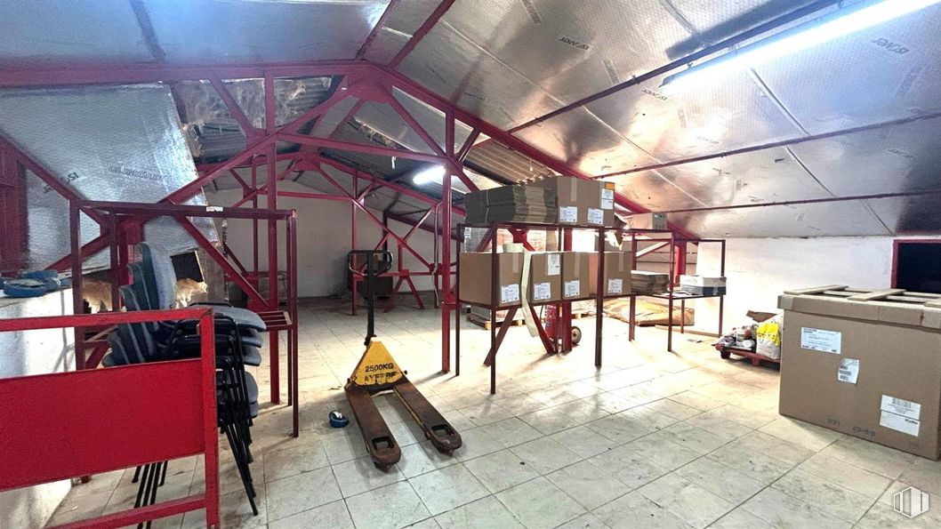 Industrial for sale at Polígono industrial San José de Valderas, Leganés, Madrid, 28917 with shipping box, ceiling, flooring, floor, hall, beam, loft, building material, attic and steel around