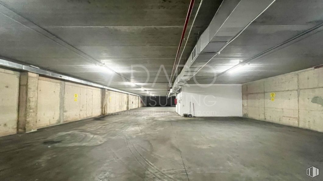 Industrial for sale at Avenida Técnica, Azuqueca de Henares, Guadalajara, 19200 with fixture, floor, composite material, concrete, space, road, city, ceiling, asphalt and flooring around