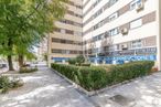 Local en alquiler en Avenida Betanzos, Fuencarral - El Pardo, Madrid, 28034 con edificio, planta, ventana, superficie de la carretera, diseño urbano, árbol, barrio, condominio, zona residencial y inmobiliario alrededor