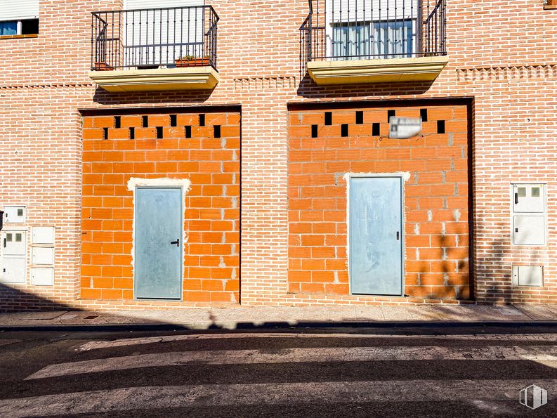 Retail for sale & for rent at Calle Cedillo, 10, Ugena, Toledo, 45217 with door, house, building, window, brickwork, brick, wood, road surface, orange and building material around