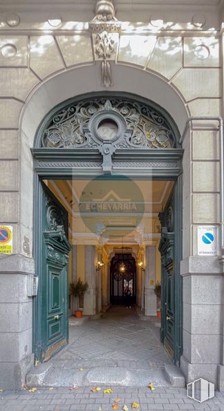 Oficina en alquiler en Calle Sagasta, Chamberí, Madrid, 28004 con arquitectura, puerta, arco, moldeo, vidrio, puerta de casa, simetría y arcade alrededor