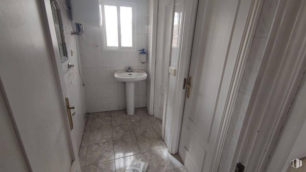 Industrial for rent at Calle Hierro, Torrejón de Ardoz, Madrid, 28850 with window, sink, floor, flooring, door, room, plumbing fixture, tile flooring, plumbing and toilet around