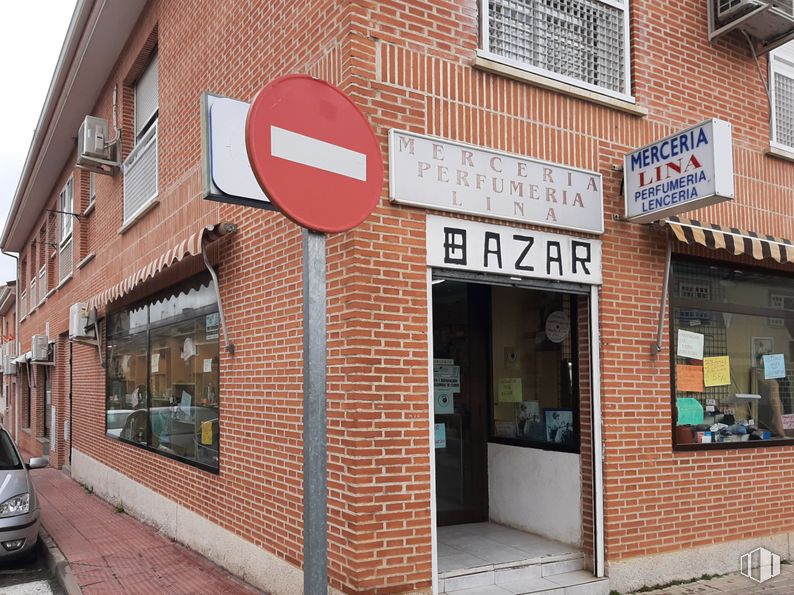 Retail for rent at Zona Centro, Loeches, Madrid, 28890 with window, car, property, building, brickwork, brick, neighbourhood, fixture, vehicle registration plate and vehicle around