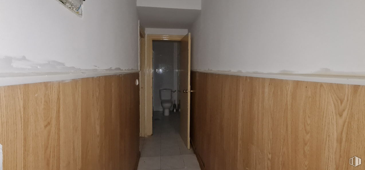 Local en alquiler y venta en Zona Río Alberche, Hormigos, Toledo, 45919 con armario, edificio, madera, accesorio, interiorismo, piso, puerta, suelo, pared y madera alrededor