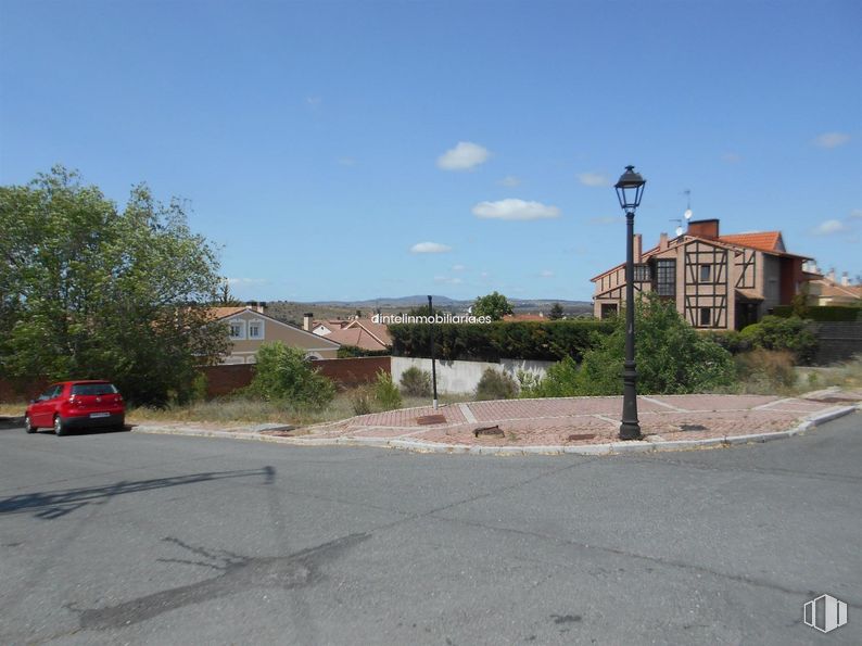 Land for sale at La Encarnación, Ávila, 05005 with building, car, house, sky, cloud, plant, tire, road surface, vehicle and asphalt around